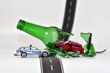 Kırık şişeli, şiş arabalı polis arabası.