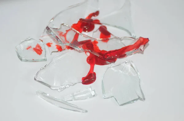 Beyaz Zemin Üzerinde Kırık Cam Şeklinde Kırmızı Sıvı — Stok fotoğraf