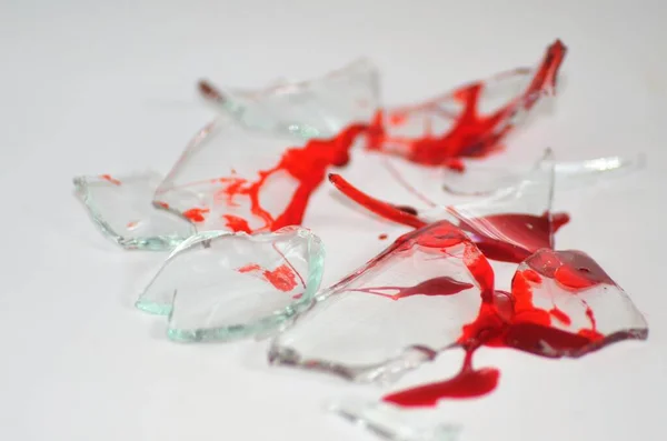 白い背景に赤い液体が入った壊れたガラス — ストック写真