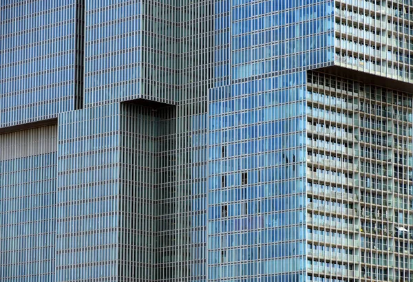 Cam pencereli modern ofis binası