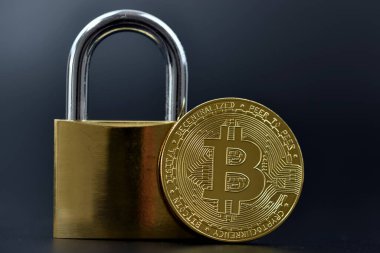 Metal kilidi olan altın bitcoin