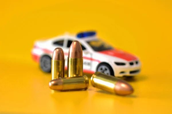 警察のおもちゃの車で銃の弾丸 ロイヤリティフリーのストック写真