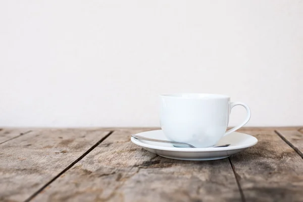 ahşap masa üzerinde beyaz fincan