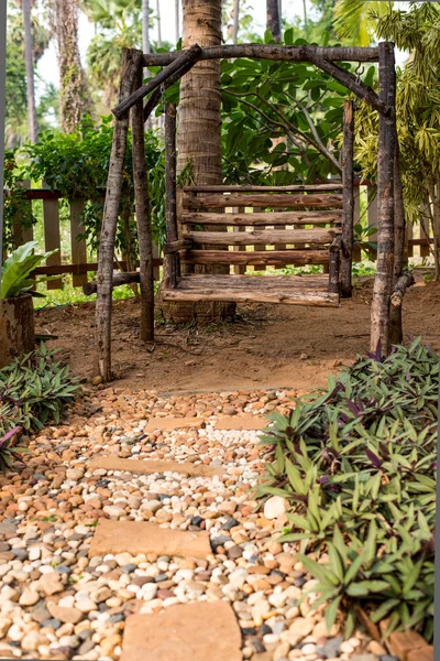 Holzschaukel im Garten — Stockfoto