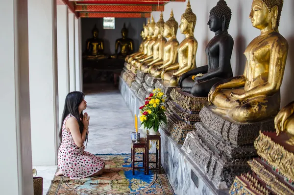 Asyalı kadın meditasyon dua Buda Tay Tapınak