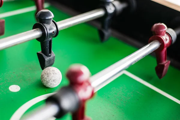 Primer plano de un partido de futbolín con balón de fútbol — Foto de Stock