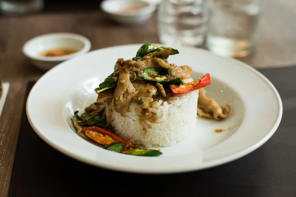 Comida picante tailandesa manjericão frango receita de arroz frito Krapao Gai — Fotografia de Stock