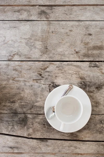 Вид сверху Белой чашки на деревянном столе — стоковое фото