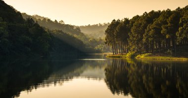 Pang Ung küçük göl lanscape gün batımı, Mae Hong Son, Tayland