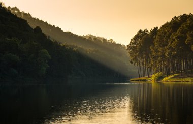 Pang Ung küçük göl lanscape gün batımı, Mae Hong Son, Tayland