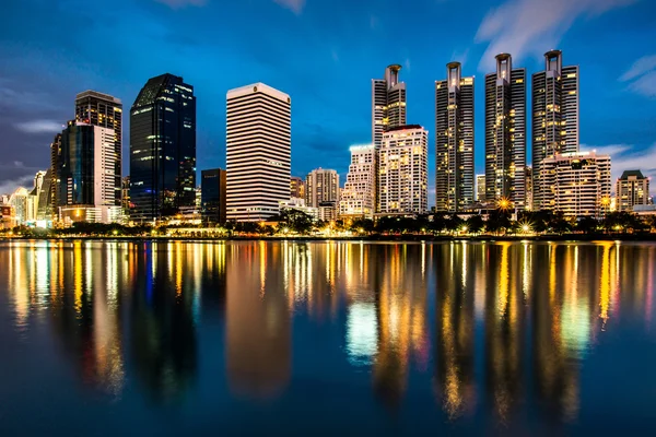 Отражение освещения городского пейзажа ночью, Бангкок — стоковое фото