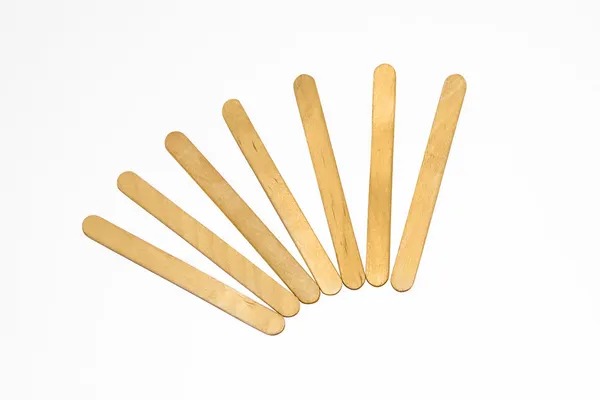 yedi ahşap bir dondurma yapışıyor