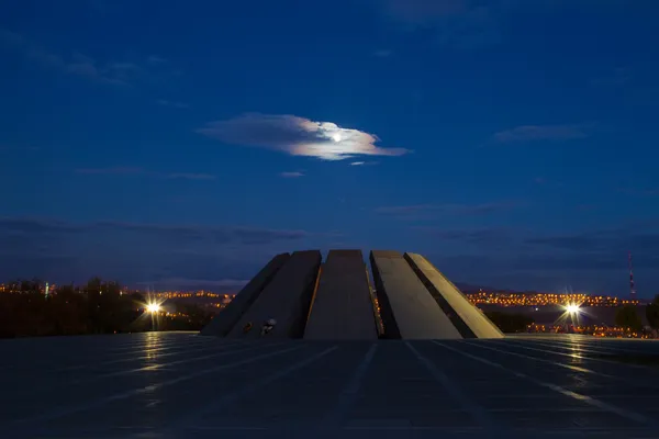 Tsitsernakaberd à noite — Fotografia de Stock