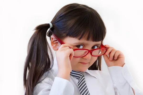 Das fünfjährige Mädchen mit roten Punkten auf weißem Hintergrund — Stockfoto