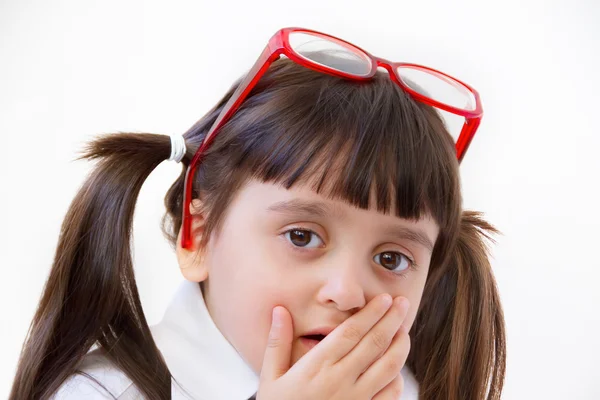 kırmızı noktalar korku ifadesi ile beş yıllık kız