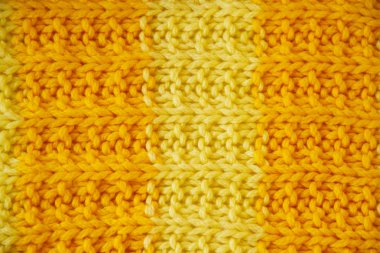 parlak sarı ve turuncu renkli bir şerit örme kumaş dokusu