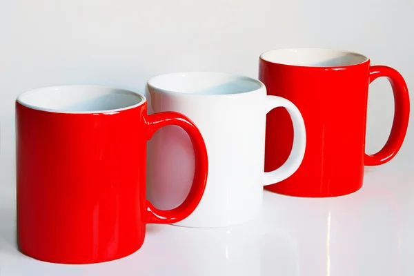 Tres vasos, rojo, blanco y rojo. Sobre un fondo blanco — Foto de Stock