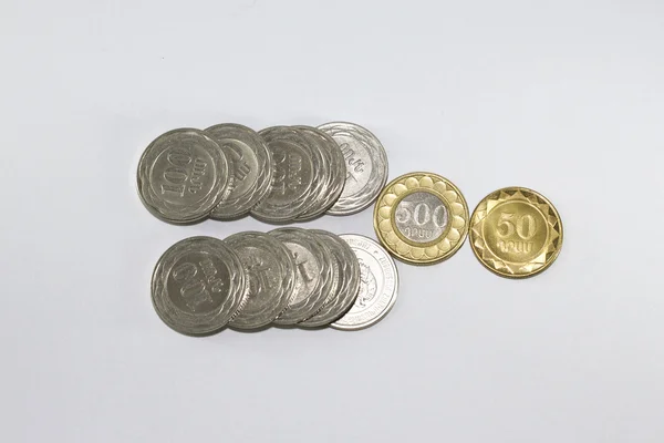 Armeense geld, op een witte achtergrond, munten — Stockfoto