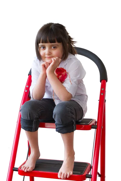 Het meisje, zittend op een stap-ladder — Stockfoto