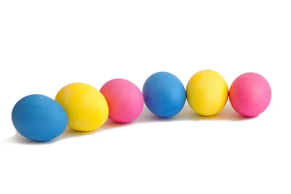 Pasen gekleurde eieren op een witte achtergrond — Stockfoto