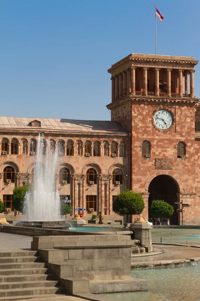 Torre con ore su una piazza centrale di Erevan e la fontana — Foto Stock