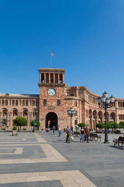 hourson ile Erivan bir merkezi kare kule