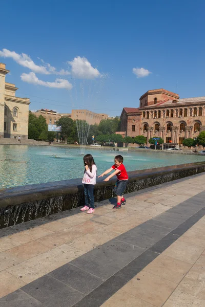 Dzieci bawiące się w głównym placu Erywań — Zdjęcie stockowe