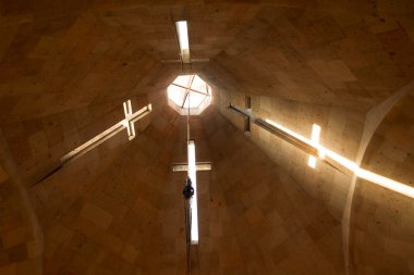 bir aydınlık christening.echmiadzin için kilisenin kubbesi içinde üzerinde haçlar
