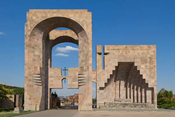 Hlavní vchod echmiadzin, Arménie — Stock fotografie