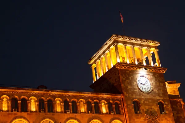 Здание правительства Республики Армения в ночное время — стоковое фото
