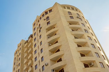 windows bir tepe üzerinde temizlik işçisi ile yeni bina