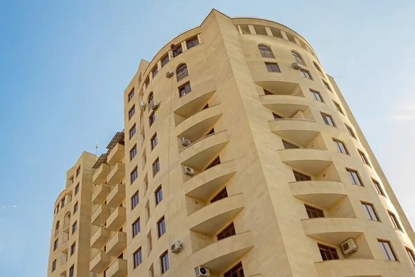 windows bir tepe üzerinde temizlik işçisi ile yeni bina