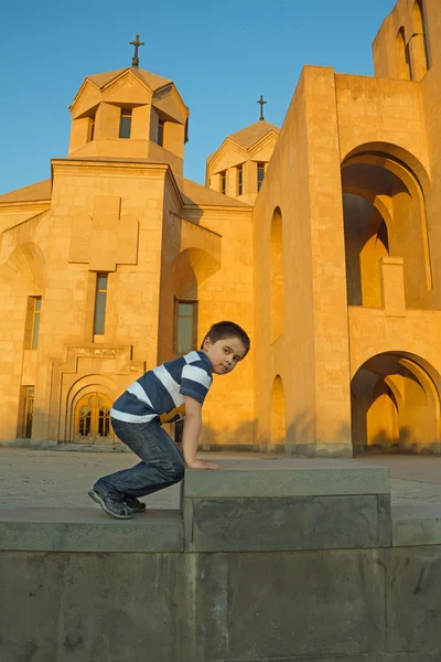 Le garçon contre la cathédrale de Grigori Prosvetitelya — Photo
