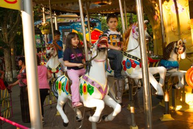 çocuklar bir döner kavşak üzerinde