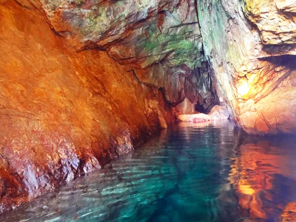 Tossa de mar içinde mağara