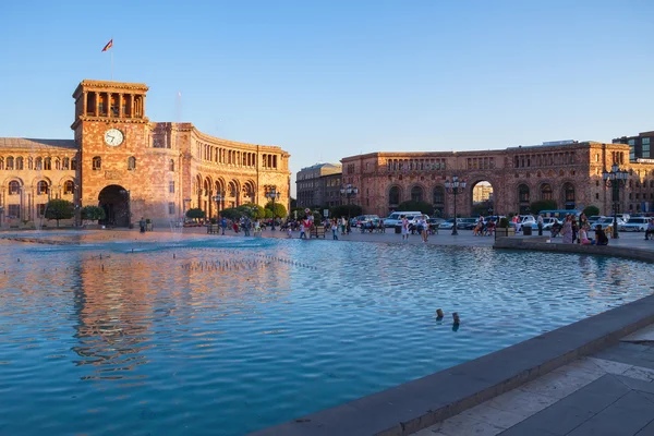 Praça principal de Yerevan à noite — Fotografia de Stock