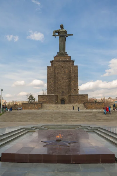 Mother Armenia and the eternal flame — Stock Photo, Image