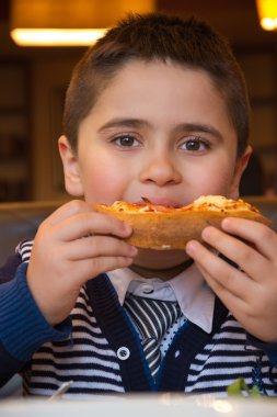 Pizza yemek yedi yaşındaki çocuk