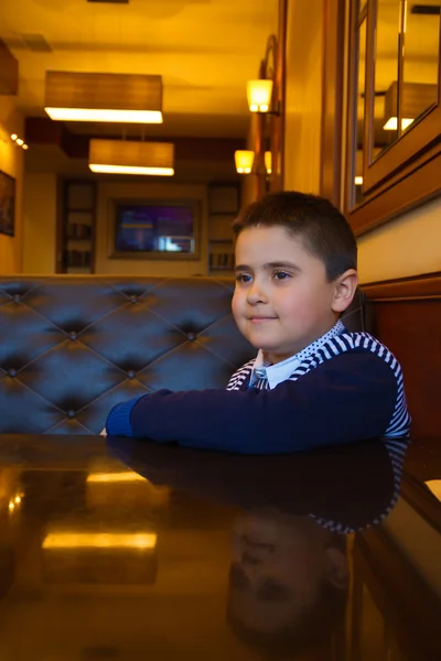 Portrait d'un garçon de sept ans dans un café — Photo