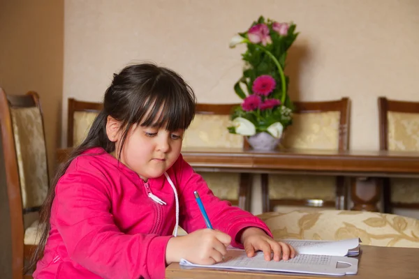 Dziewczyna pisze uważnie przepis w domu — Zdjęcie stockowe