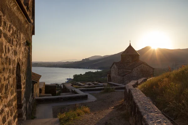 Kostela Astvatsatsin. Sevan Arménie při západu slunce — Stock fotografie