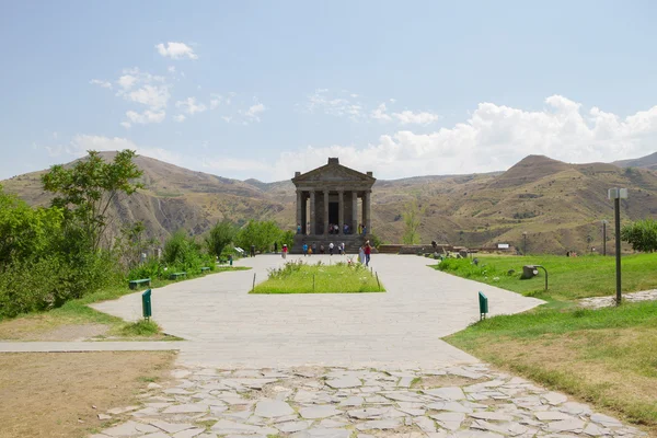 Chrám Garni s dětským hřištěm a lavičky, Arménie — Stock fotografie
