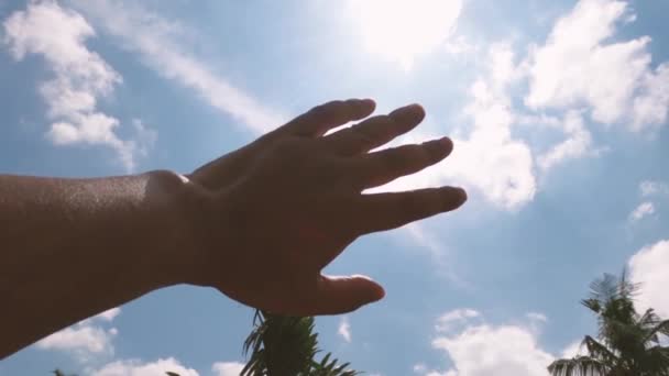 Горячие Летние Солнечные Лучи Льются Через Человеческую Руку Температура Тепла — стоковое видео