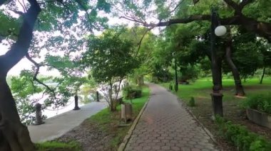 Gün batımında halk parkında doğa yürüyüşü. Rabindra Sarovar Gölü, Dhakuria, Rabindra Sarobar, Kolkata, Batı Bengal Hindistan