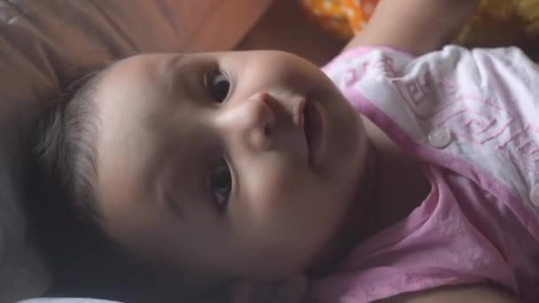 Щасливий Малюк Посміхається Портрет Ковдрою Індійська Етнічність Повна Рама — стокове відео