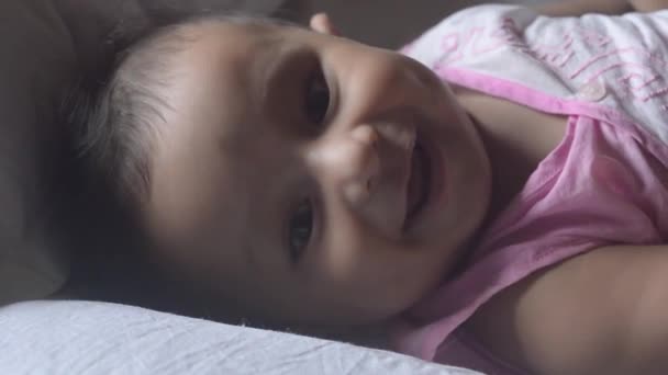Feliz Bebé Sonriendo Cerca Marco Completo — Vídeos de Stock
