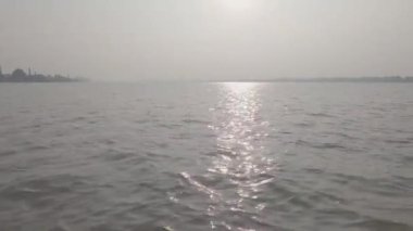 River Horizon 'da Su Dalgası. Gün batımında açık gökyüzü arkaplanına karşı manzara görüntüsü. Doğa arkaplan video görüntüleri.