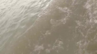 Motion Water, gün batımında serseri ya da teknedeki garip dalgaların etkileriyle dalgalanır. Soyut doğa arkaplanı.