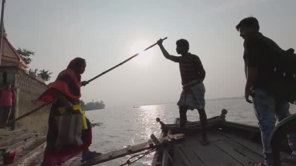 Gente Sale Sulla Barca Lasciando Molo Attraversare Fiume Durante Tramonto — Video Stock