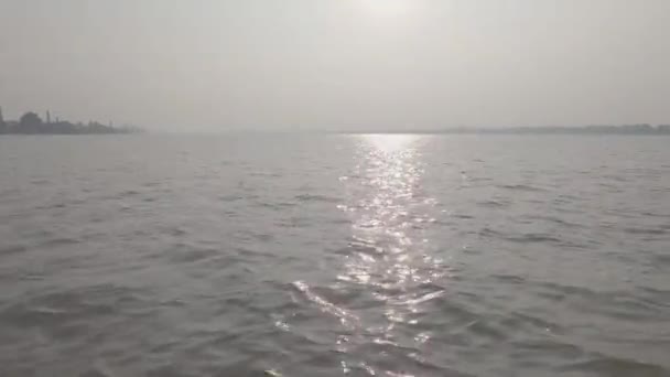 Vattenvåg River Horizon Landskapsutsikt Solnedgången Mot Klar Himmel Bakgrund Natur — Stockvideo